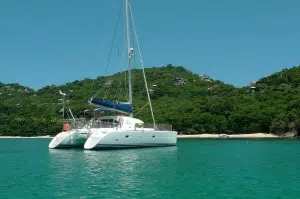 Ballade en catamaran sur une mer turquoise