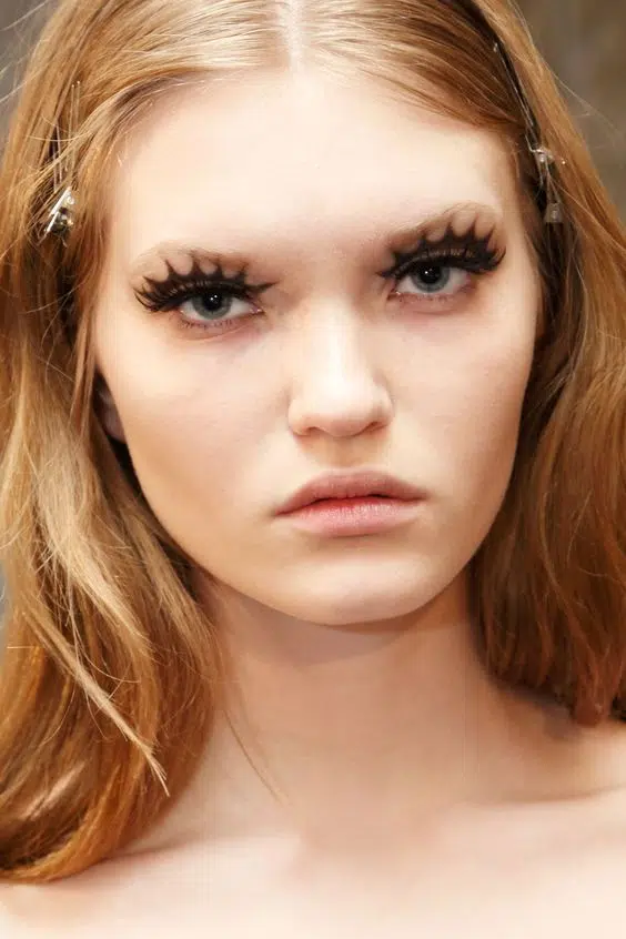 Les faux-cils fantaisie: l'ultime accessoire