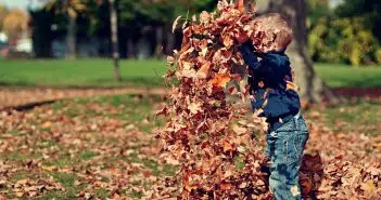 Enfant: les bienfaits de jouer dehors été comme hiver