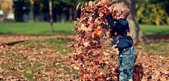 Enfant: les bienfaits de jouer dehors été comme hiver