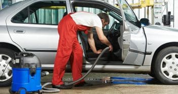 Une voiture chez un garagiste