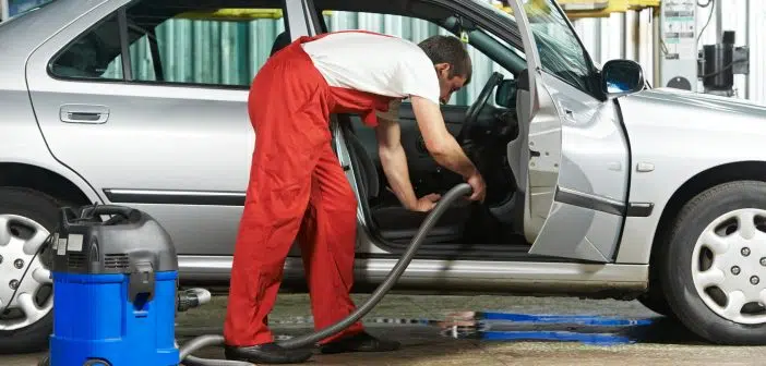 Une voiture chez un garagiste