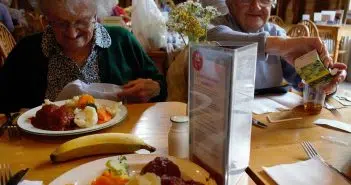 Repas dans une maison de retraite