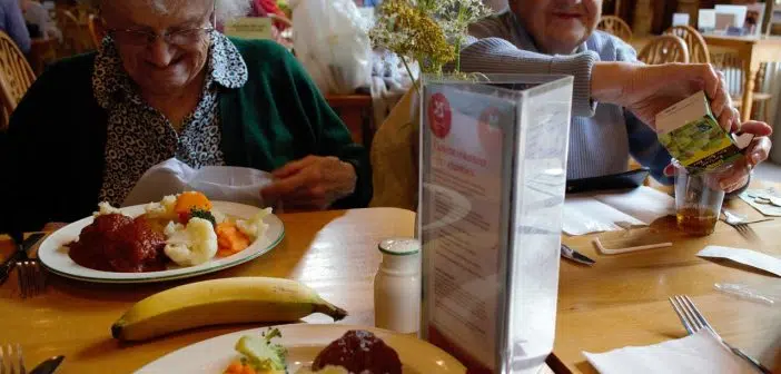 Repas dans une maison de retraite