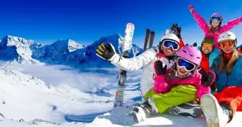 Famille heureuse en station de ski
