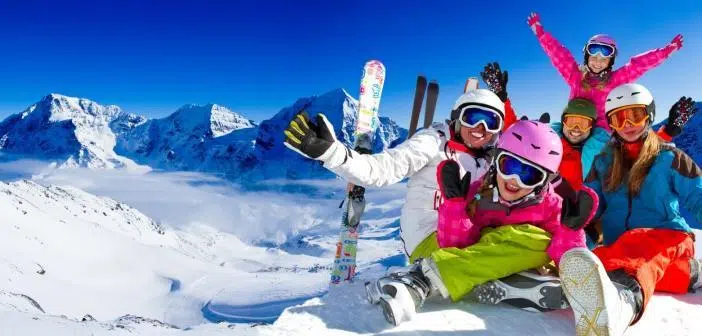 Famille heureuse en station de ski