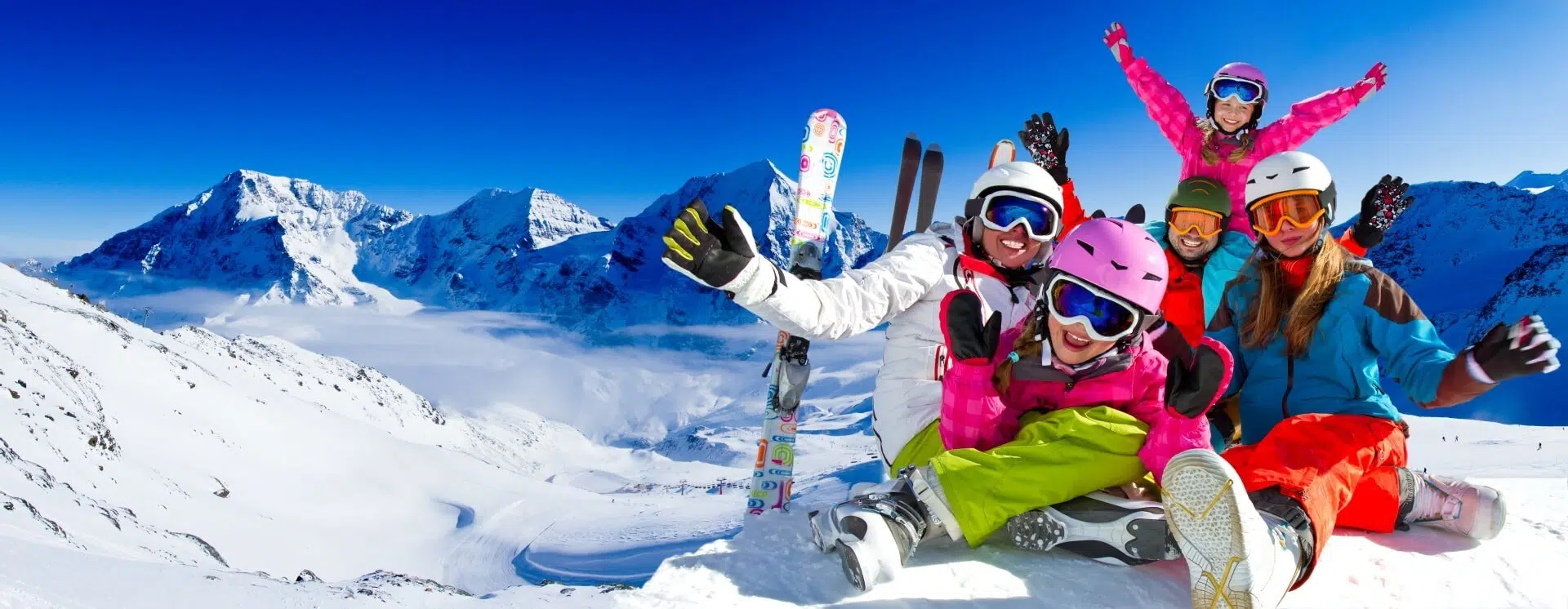 Famille heureuse en station de ski