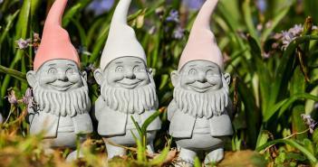 Aménager son jardin : comment choisir ses matériaux et ses objets déco ? nains de jardin en béton