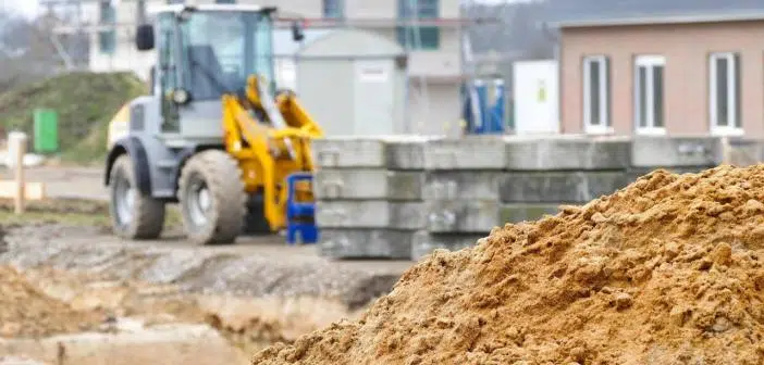 Des véhicules de construction