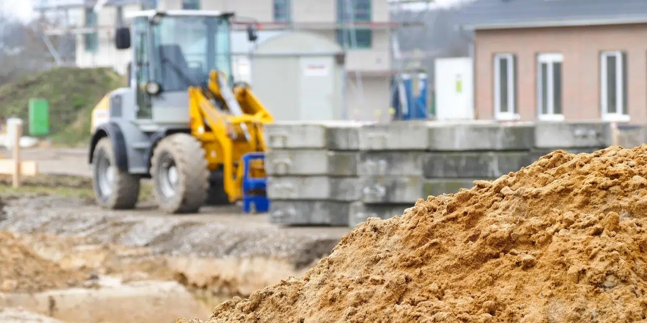 Des véhicules de construction
