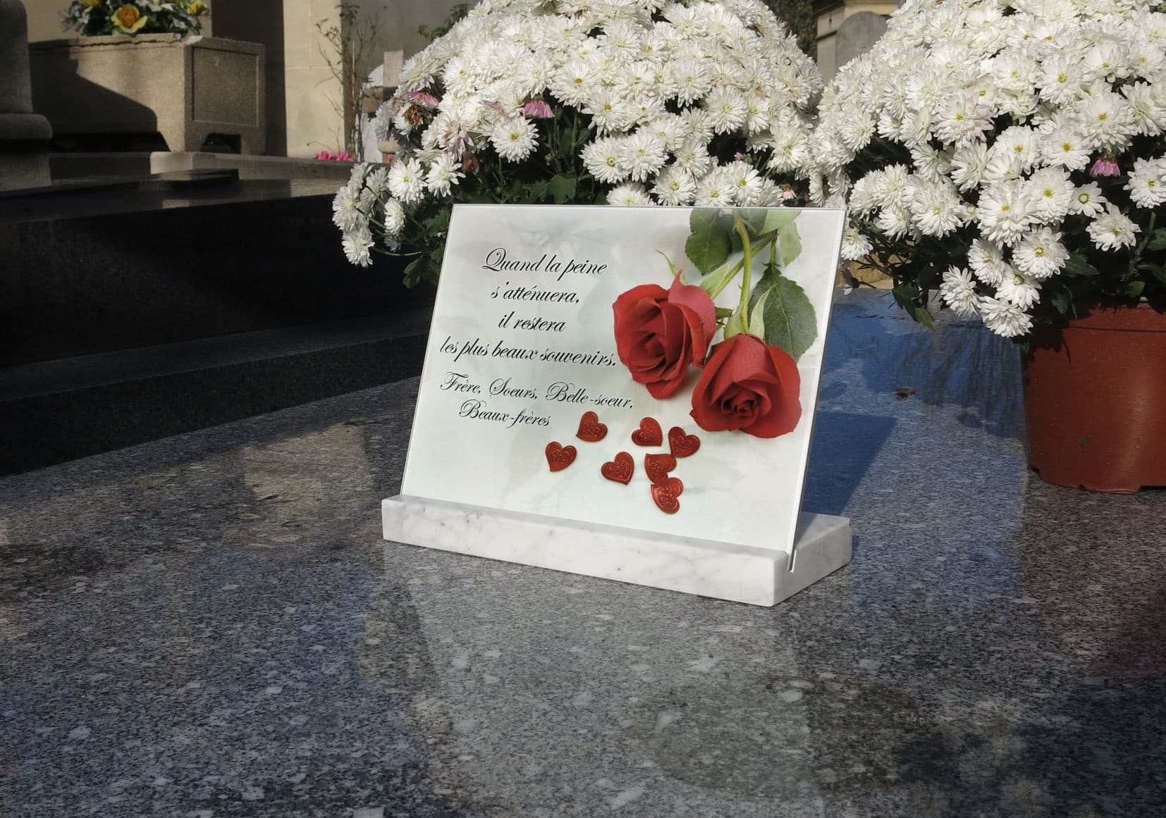 Une plaque funéraire avec des fleurs
