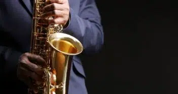 Jouer du saxophone