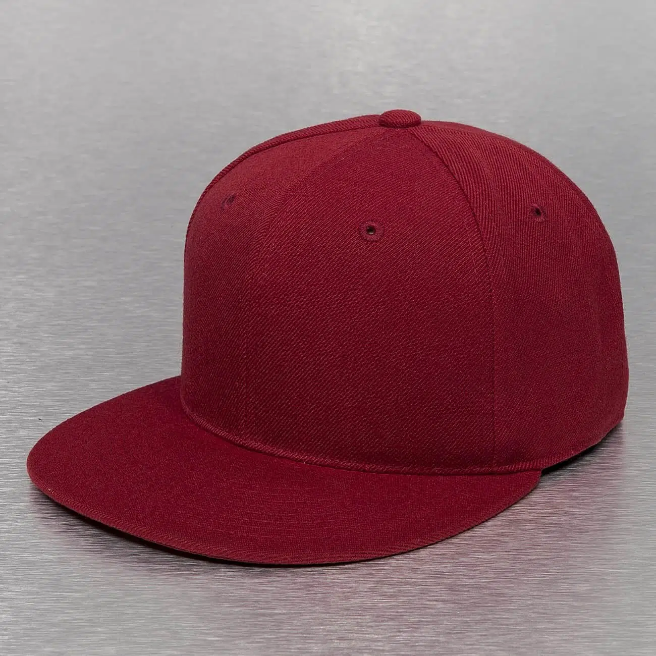 Une casquette fitted rouge