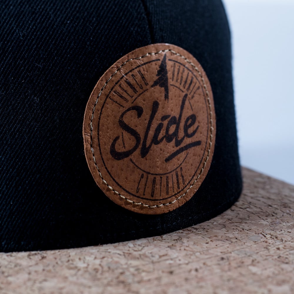 Une casquette snapback