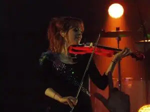 lindsey stirling joue du violon electrique