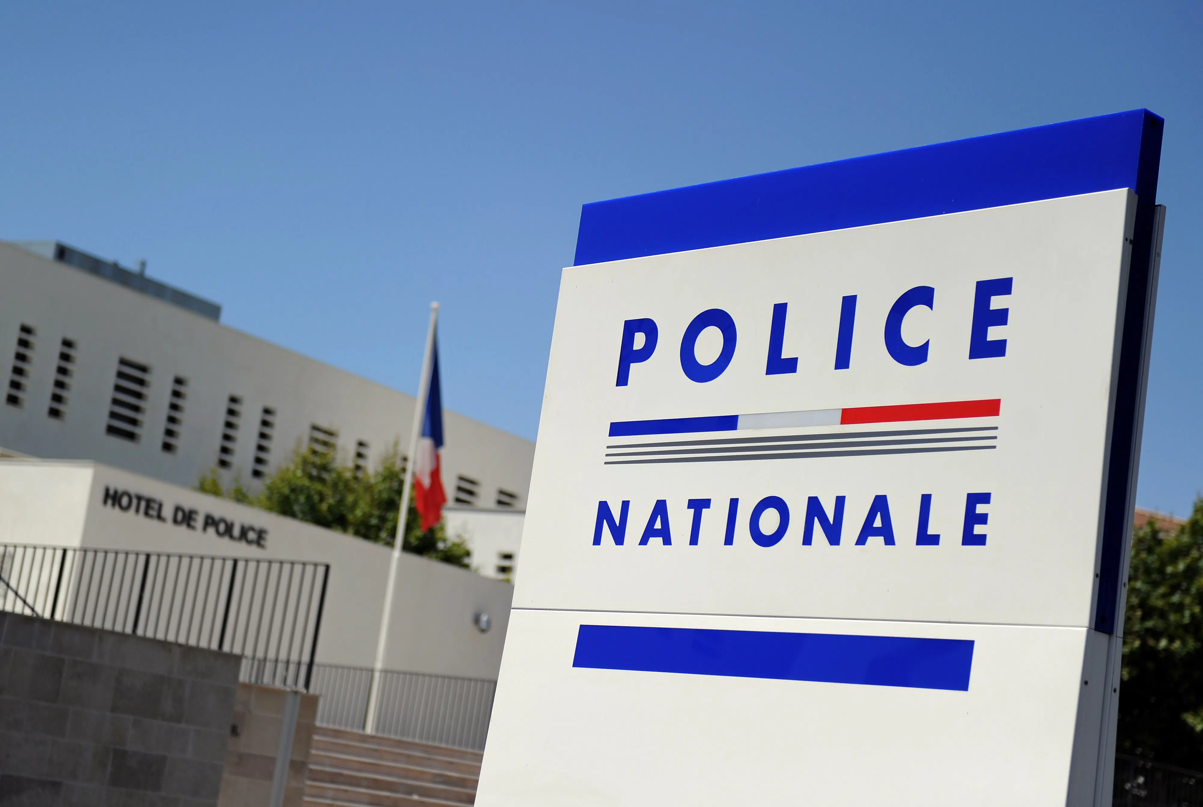 Un hôtel de police