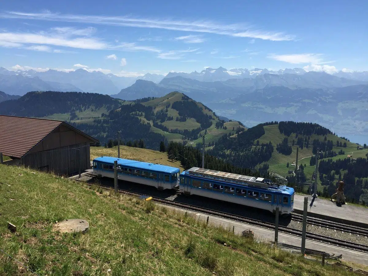 Un train en circulation sur des rails