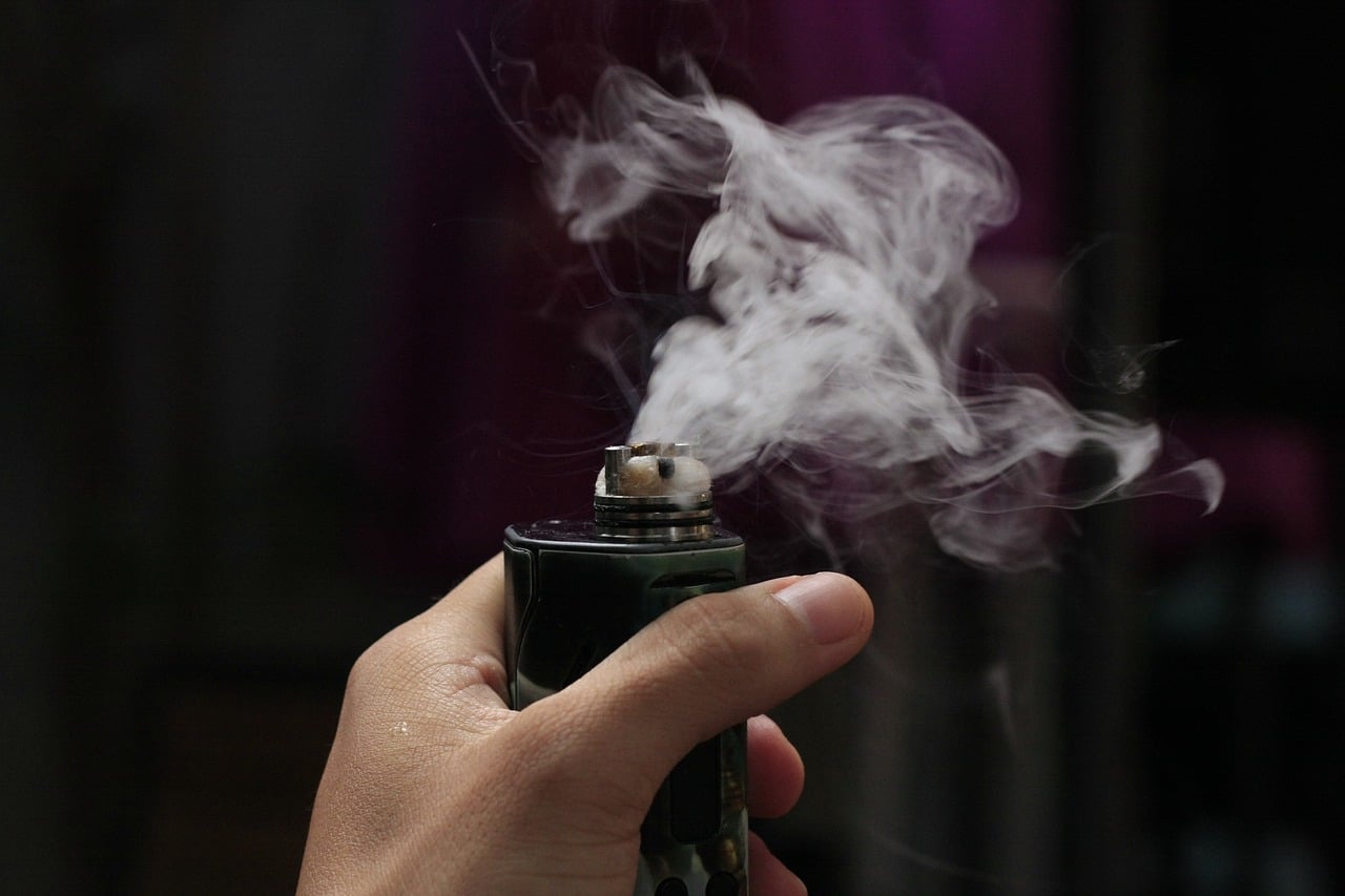 Nuages de fumée grise se dissipant dans l'air