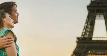 Un couple devant la Tour Eiffel