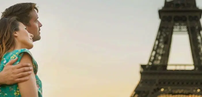 Un couple devant la Tour Eiffel