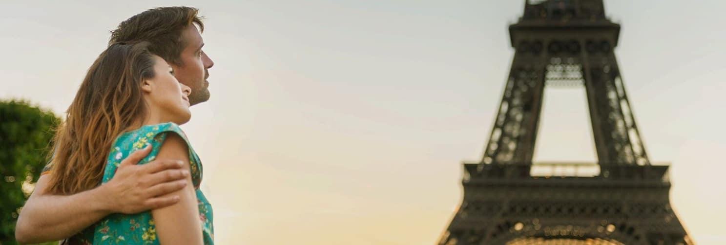 Un couple devant la Tour Eiffel