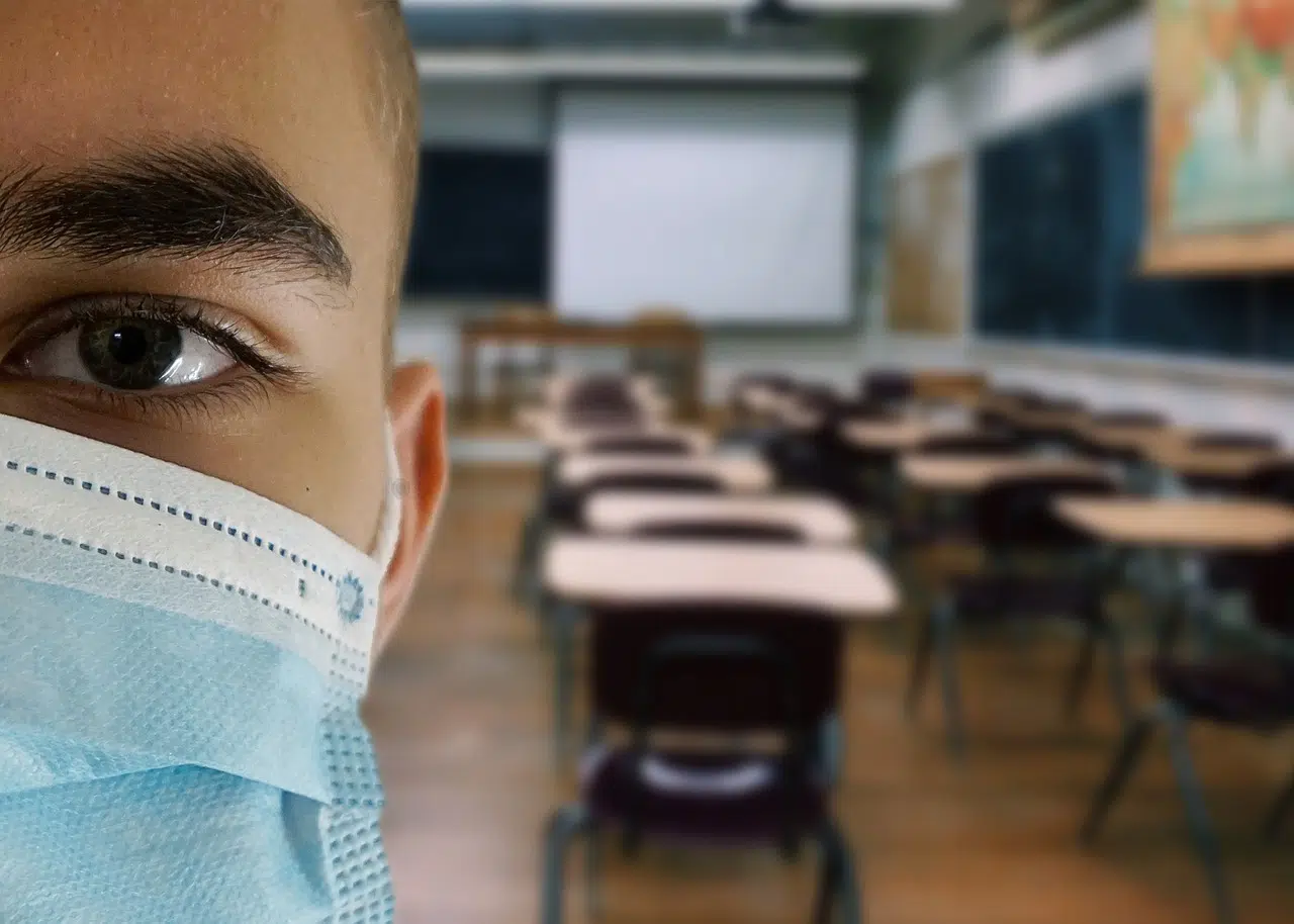 étudiant avec un masque