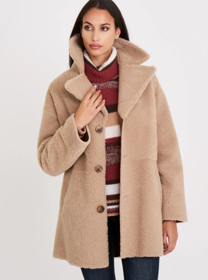 femme qui porte un manteau reversible