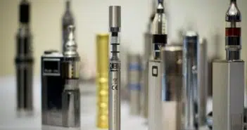 fumer une e-cigarette