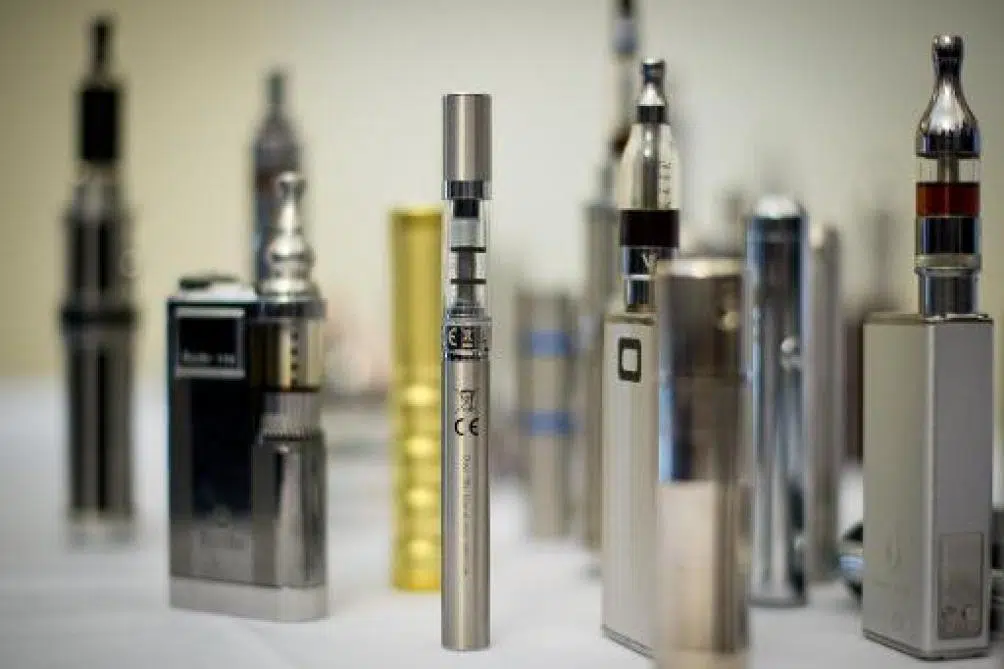 fumer une e-cigarette