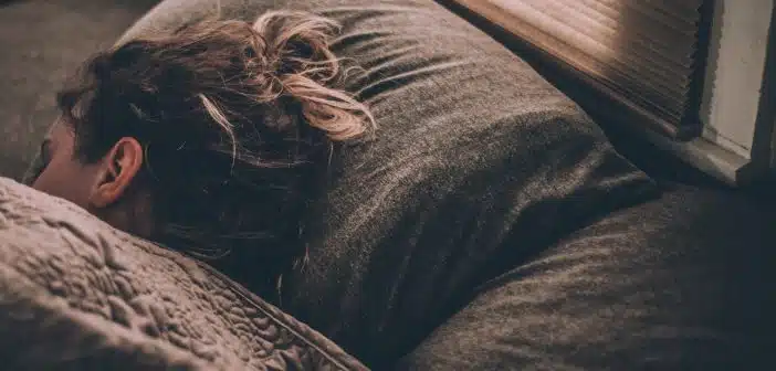 Une femme dort dans son lit