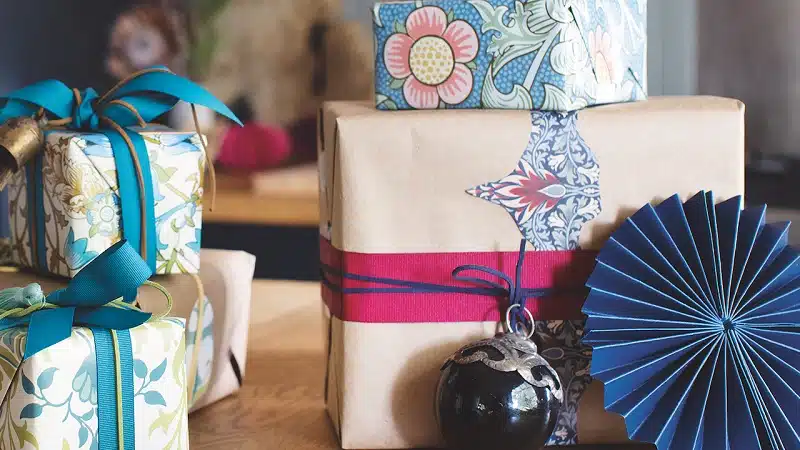 Les étiquettes et les traditions autour des cadeaux de baptême