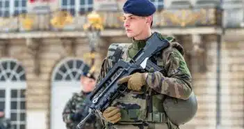 On vous explique tout ce que vous devez savoir sur le FAMAS militaire