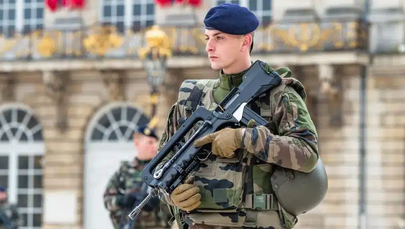 On vous explique tout ce que vous devez savoir sur le FAMAS militaire