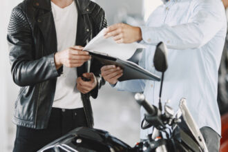 Quelle moto choisir pour allier performance et confort ?