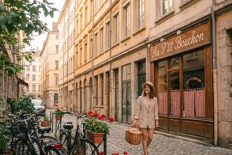 Femme se promenant dans une rue pavée de la Presqu'île lyonnaise avec des façades haussmanniennes en arrière-plan